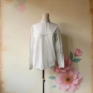 Blusa antigua esto victoriano  con  encaje blanco