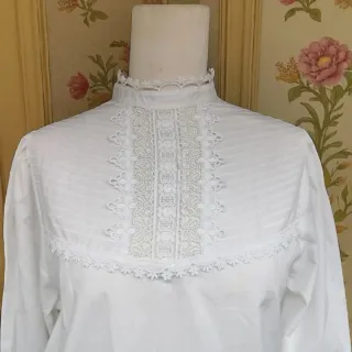 Blusa antigua esto victoriano  con  encaje blanco