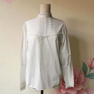 Blusa antigua esto victoriano  con  encaje blanco