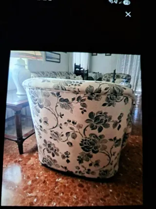 Sillón de tela estampado floral