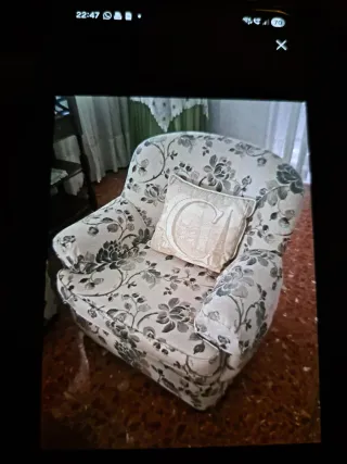 Sillón de tela estampado floral