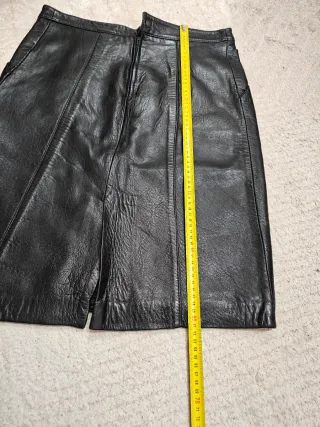 Falda de piel negra