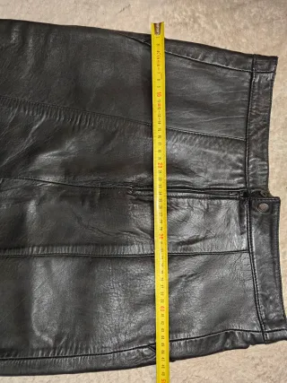 Falda de piel negra