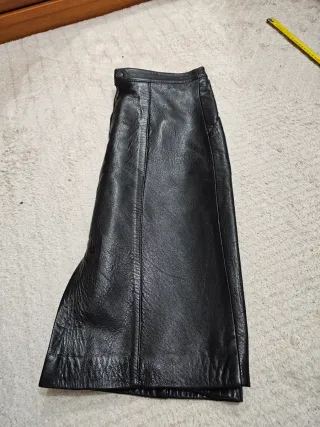Falda de piel negra