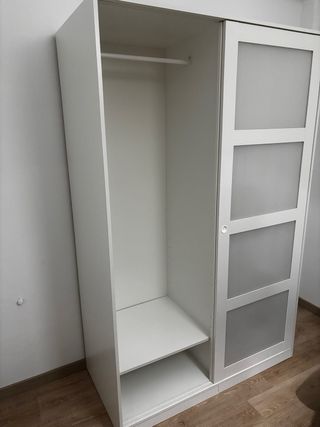 Armario blanco con puertas correderas