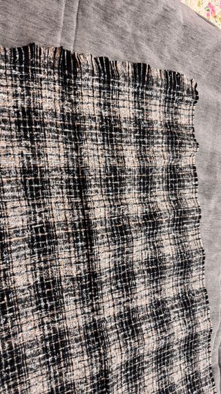 Bufanda de cuadros beige y negro