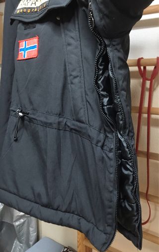 Chaqueta Napapijri Negra con Bandera Noruega