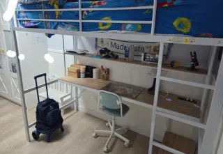 Cama alta con escritorio y estanterías