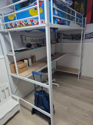 Cama alta con escritorio y estanterías