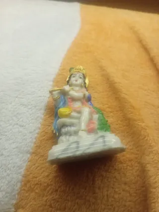 Figura de Krishna tocando la flauta