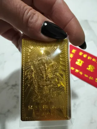 Talismano dorato con simbolo