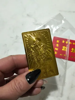 Talismano dorato con simbolo