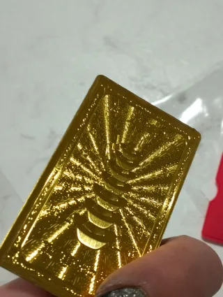 Talismano dorato con simbolo