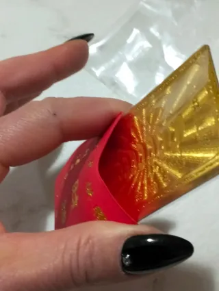 Talismano dorato con simbolo