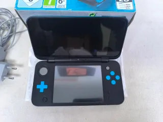 Nuovo Nintendo 2DS XL Nero/Blu in scatola