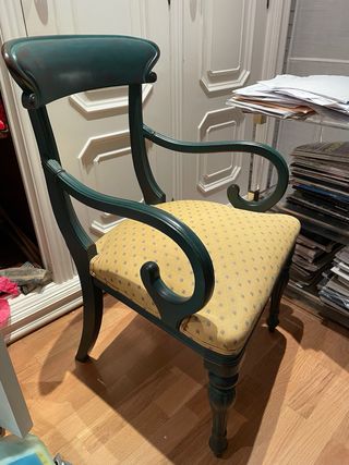 Gran escritorio con doble cajonera y dos sillas