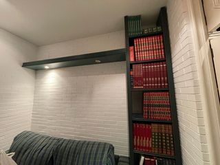 Gran escritorio con doble cajonera y dos sillas