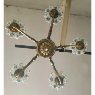 Lámpara araña porcelana y bronce dorado