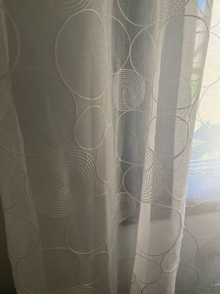 Visillos blancos y barra dorada