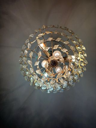 Lámpara de techo dorada con cristales