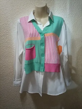 Camisa blanca con cárdigan estampado