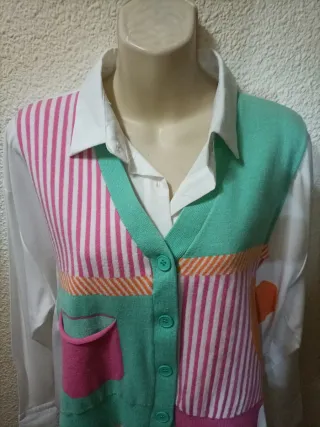 Camisa blanca con cárdigan estampado