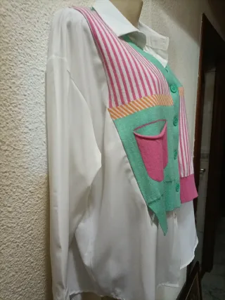 Camisa blanca con cárdigan estampado