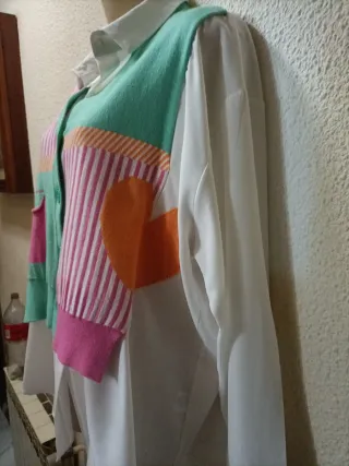 Camisa blanca con cárdigan estampado