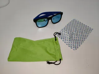 Gafas de sol polarizadas negras y azules y funda