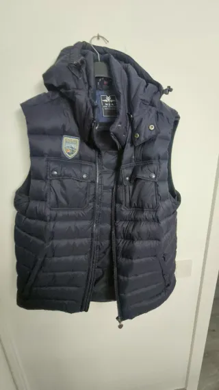 Chaleco azul con capucha