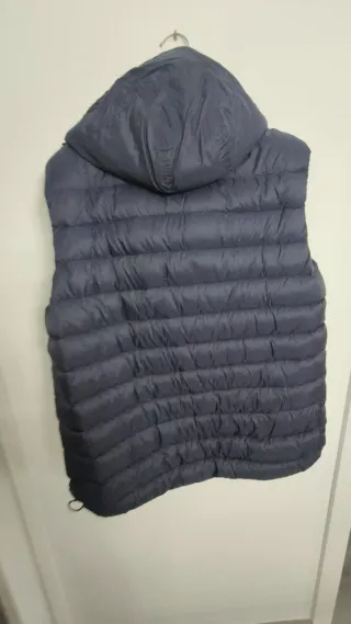 Chaleco azul con capucha