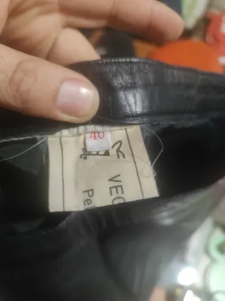 Falda de piel negra