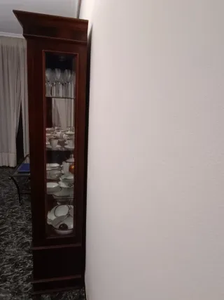 Vitrina madera raíz nogal y cristal