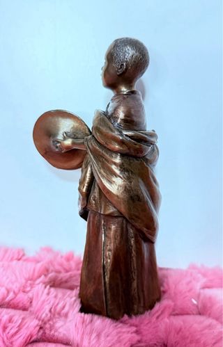 Escultura Monje Tibetano con Platillos Veronese