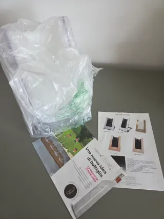 Porta riviste trasparente con bordi viola