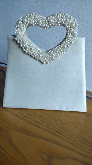 Bolso de mano blanco con corazón de perlas