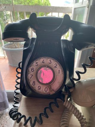 Lote 3 teléfonos antiguos: 2 negros pared y 1 sobr