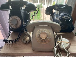 Lote 3 teléfonos antiguos: 2 negros pared y 1 sobr