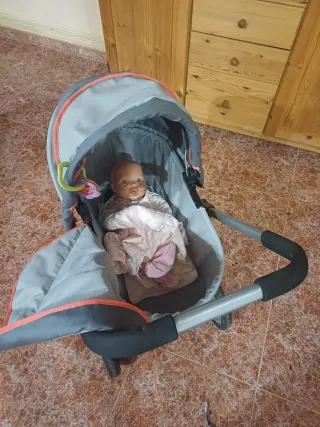 Carrito de muñecas gris y rosa