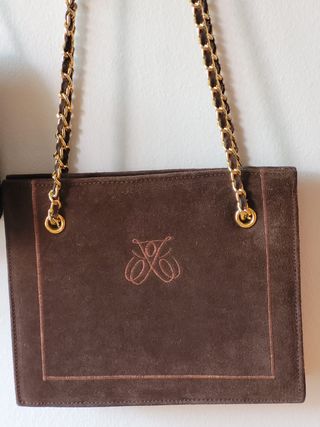 Bolso de ante marrón con cadena dorada