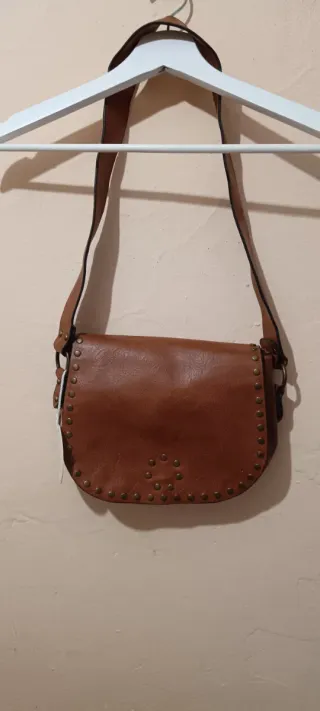Bolso bandolera marrón con tachuelas