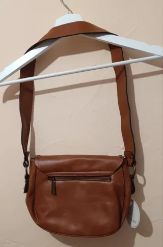 Bolso bandolera marrón con tachuelas