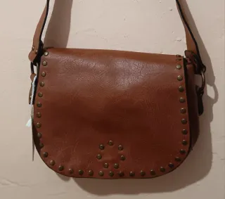 Bolso bandolera marrón con tachuelas