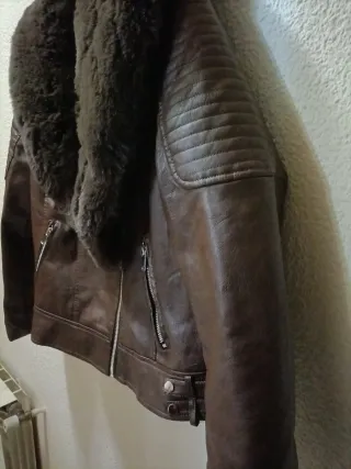 Cazadora marrón con cuello de pelo