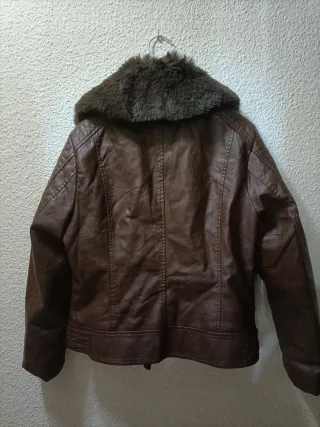 Cazadora marrón con cuello de pelo