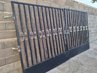 Puerta metálica chalet