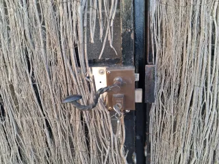 Puerta metálica chalet