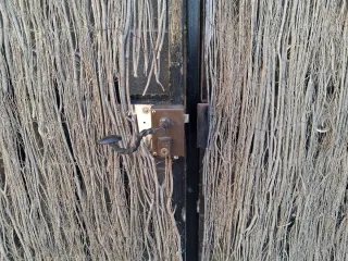 Puerta metálica chalet