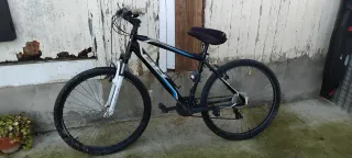 Bicicleta de montaña negra y azul