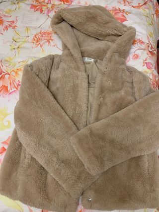 Chaqueta pelo corta color visón con  capucha